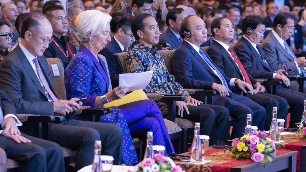La directora ejecutiva del FMI, Christine Lagarde, con el presidente de Indonesia, Joko Widodo, durante las sesiones del Fondo en Bali