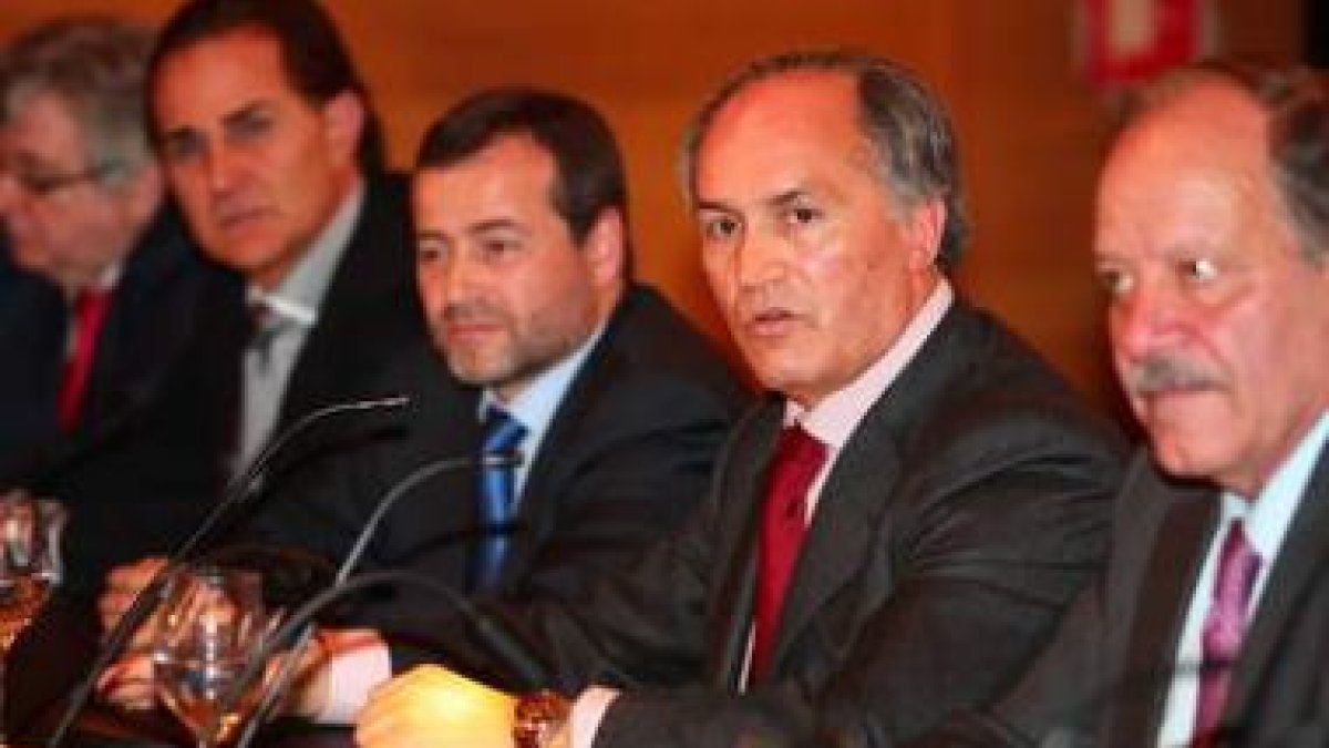 El presidente de la Caja, los vicepresidentes y el secretario, con José María de la Vega, en Botines