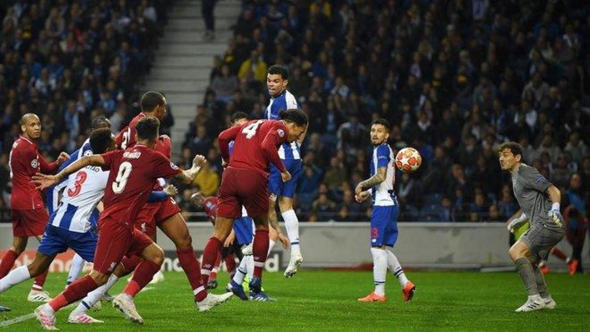 Van Dijk marca el cuarto gol del Liverpool en Oporto venciendo en el salto al exmadridista Pepe y en presencia de Casillas.