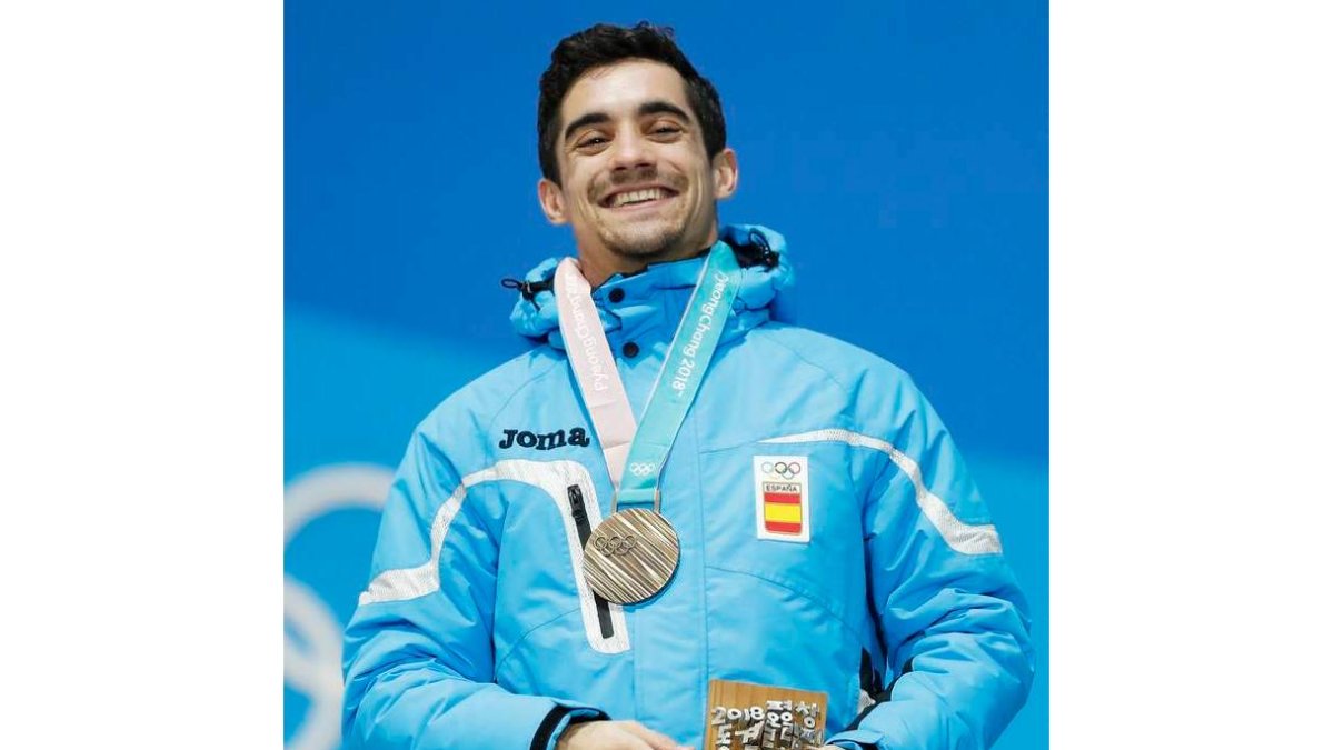 Javier Fernández celebra su medalla de bronce olímpica. HORCAJUELO