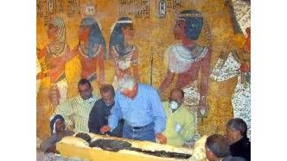 Tumba con la momia del faraón Tutankamón