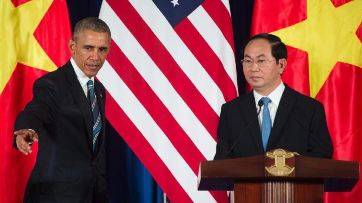 Obama (izquierda), junto a su homólogo vietnamita, Tran Dai Quang, en su conferencia de prensa conjunta en Hanói, este lunes.