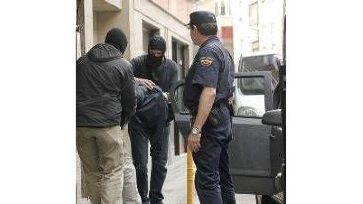 Agentes de la policía trasladan a uno de los detenidos en Villarreal