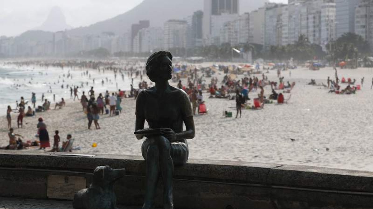 Estatua de la escritora ucraniana-brasileña Clarice Lispector, en la playa de Leme