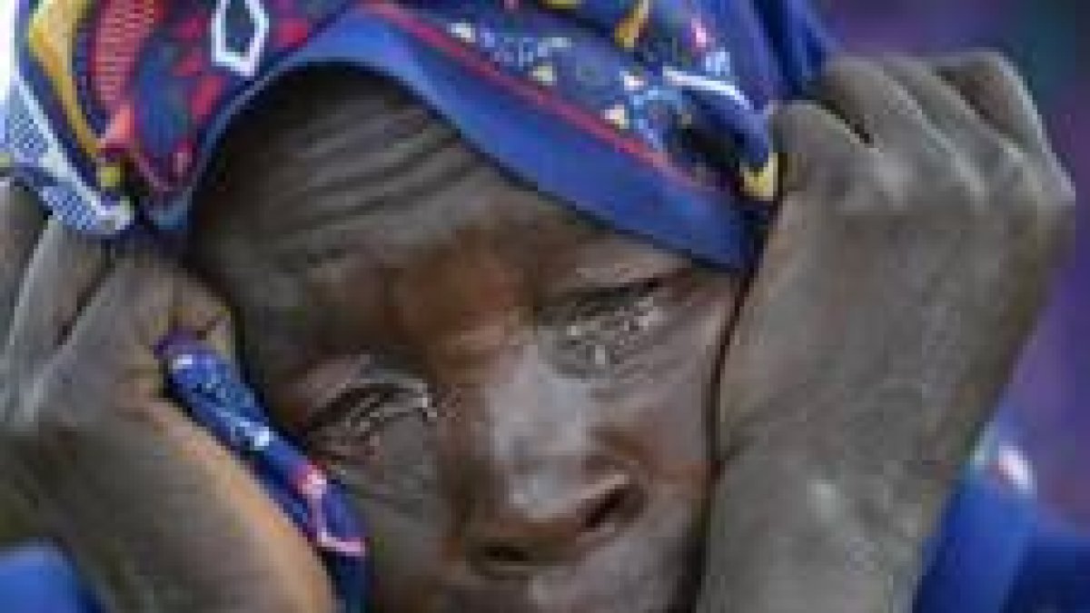 Una mujer sudanesa llora en un campo de refugiados en la frontera con Chad