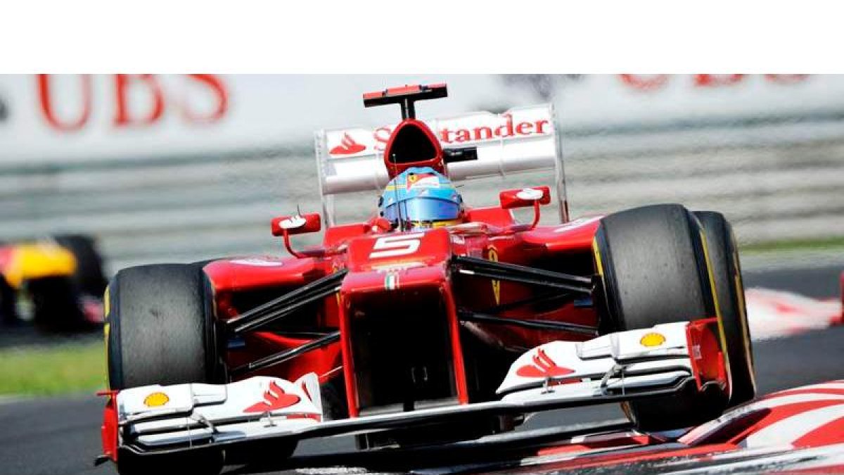 El piloto español de F1 Fernando Alonso conduce su Ferrari durante el Gran Premio de Hungría que se disputó ayer en el circuito Hungaroring.