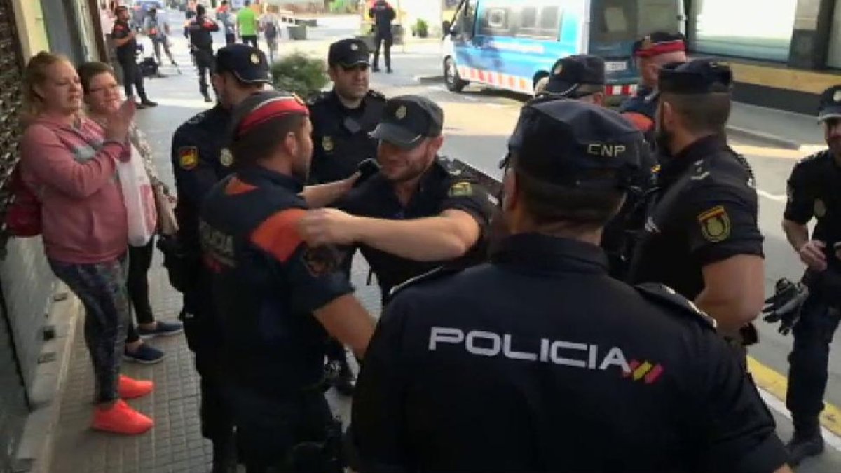 Mossos y Policias se abrazan en Pineda ante la marcha de estos últimos