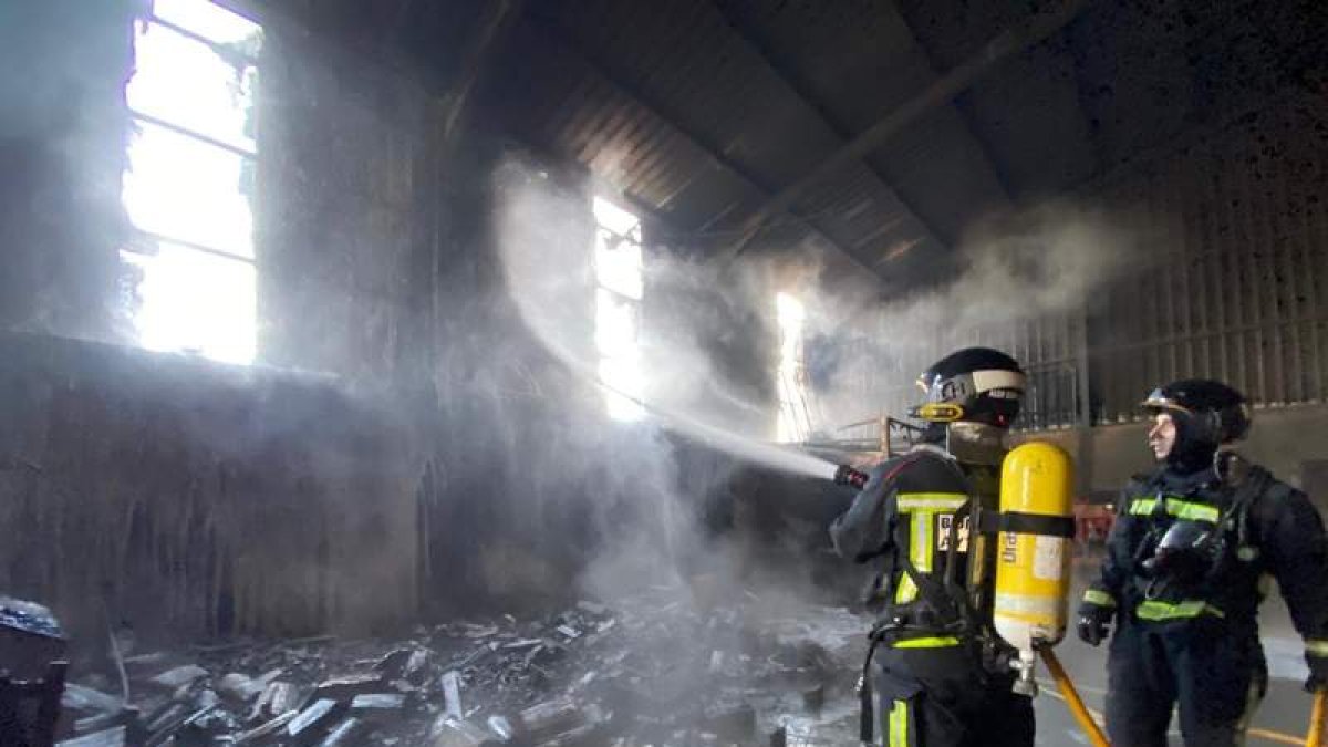 Los bomberos sofocando el incendio de Castrillo. BOMBEROS DE LEÓN