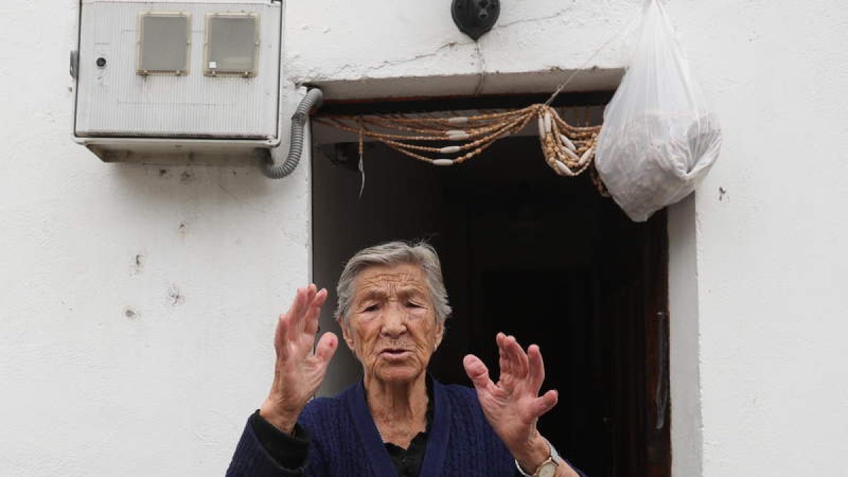 A sus 95 años, Adoración Cabo no salía de su asombro. DE LA MATA