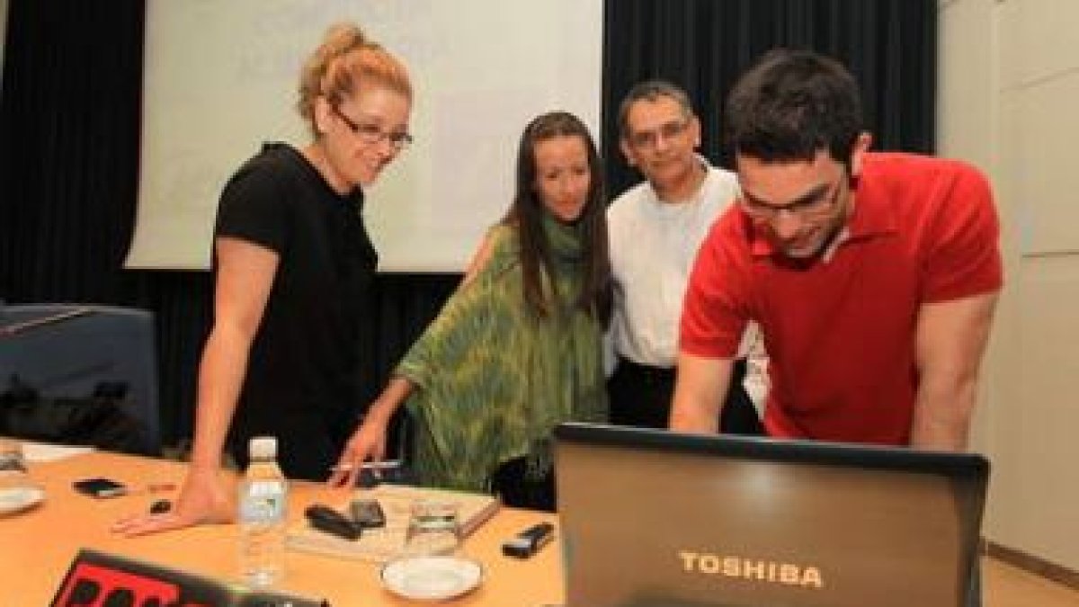 Marta Valdés, Isabel Revilla, Luis Miguel Alonso y Juan Guerra, preparando la conferencia.