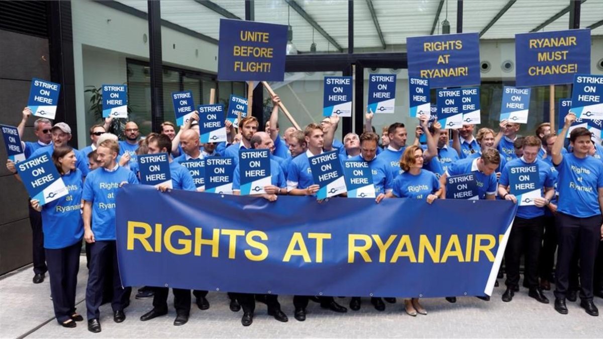 Varios pilotos de Ryanair protestan en el Aeropuerto Internacional de Fráncfort en el día de huelga.