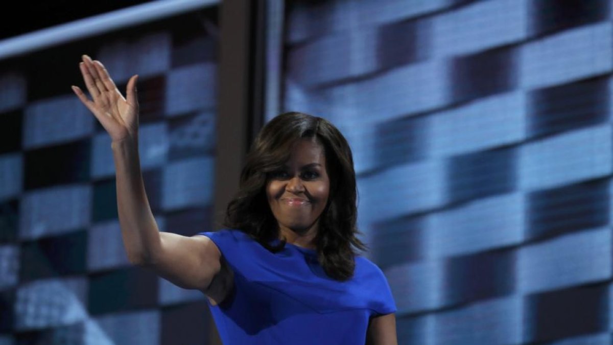 Michelle Obama saluda tras pronunciar su discurso en la convención demócrata.