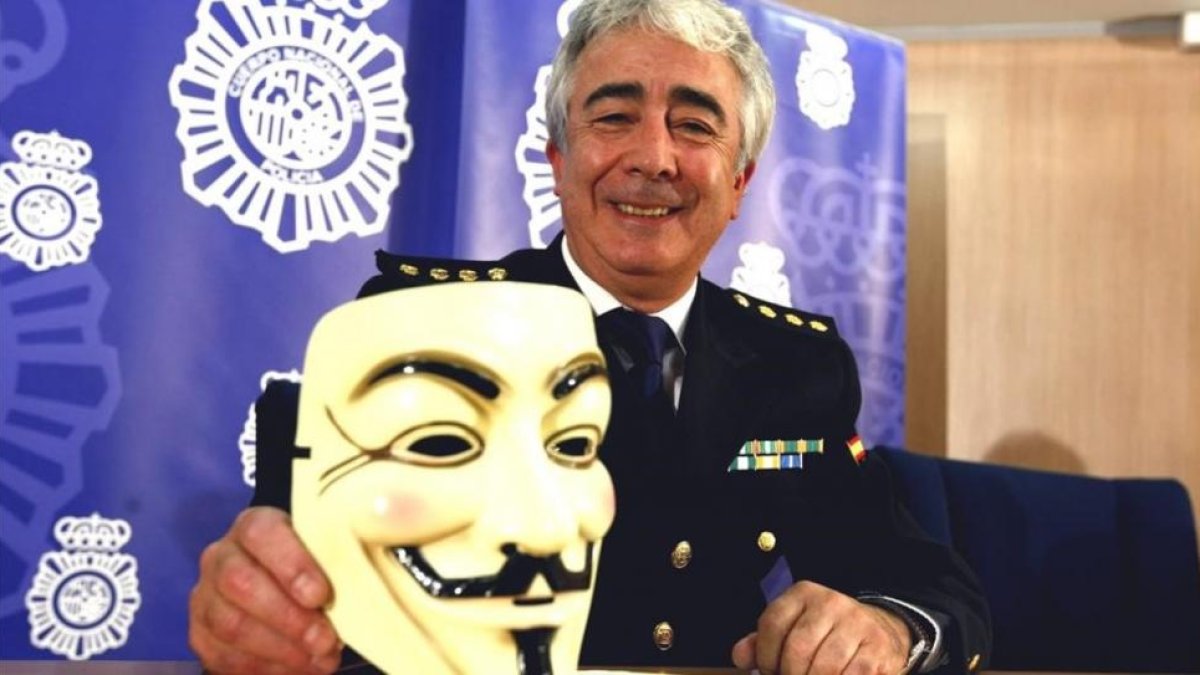 El comisario Manuel Vázquez, cuando anunció la desarticulación de la supuesta cúpula de Anonymous en España.