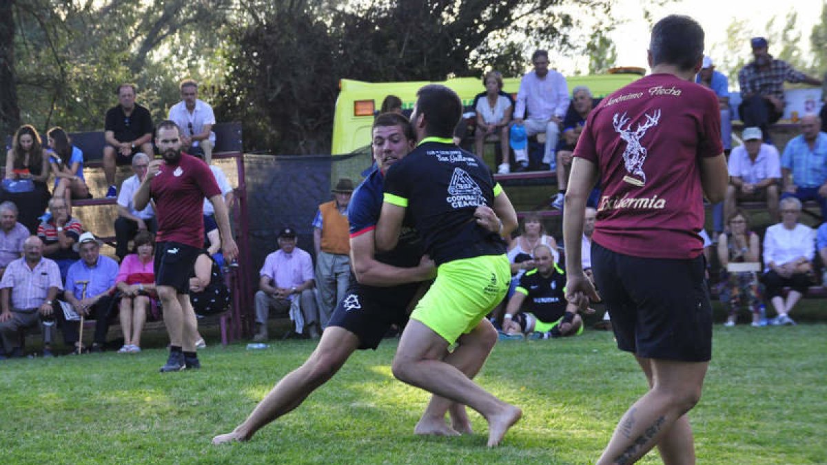 Tomás González y Rodrigo Fuentes disputan un combate intenso desde el agarre. A. QUIÑONES