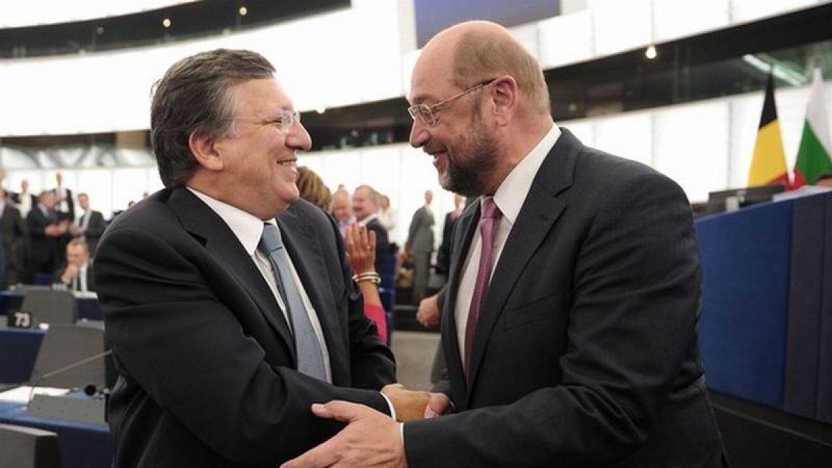 El presidente de la Comisión Europea, Durao Barroso (izquierda), saluda al presidente del Parlamento Europeo, Martin Schulz, este miércoles en Bruselas.