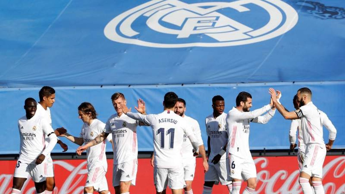 Los jugadores del Real Madrid celebran el gol de Benzema en la que supone su tercera victoria consecutiva en Liga. J.J. GUILLÉN