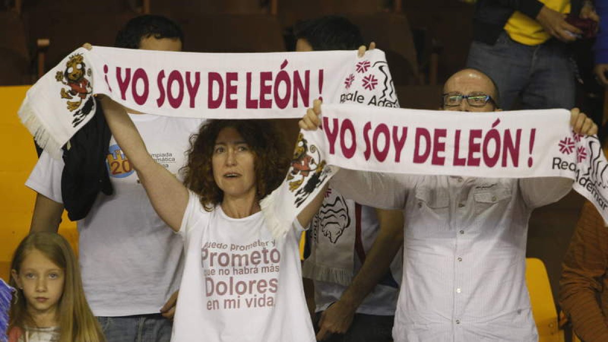 Las bufandas conmemorativas que puso a la venta SOS León con el lema «Yo soy de León» poblaron a cientos la grada.