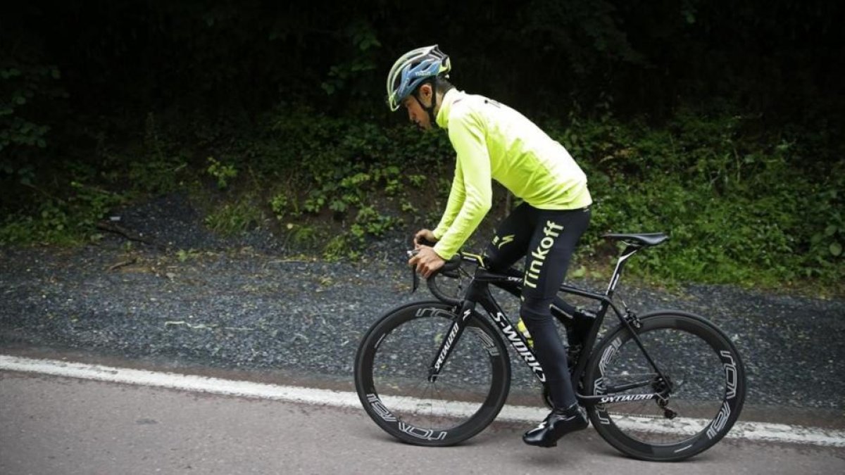 Alberto Contador entrena por carreteras normandas.