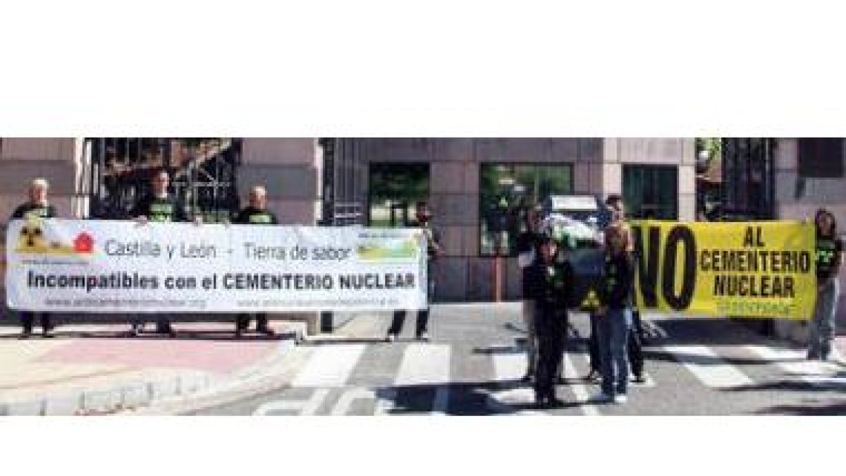 Greenpeace y las plataformas anticementerio nuclear, ante la sede de la Junta.