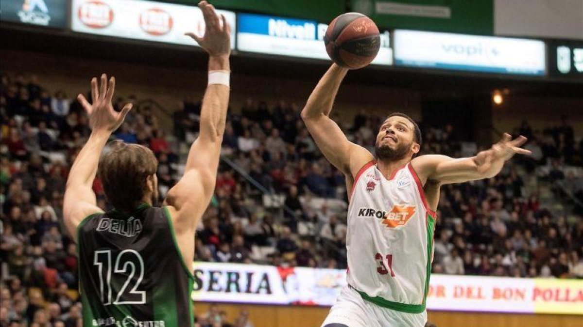 El jugador del Baskonia Shields entra a canasta en presencia de Delía.