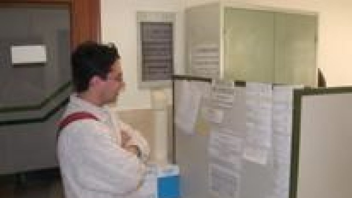 Un joven examina las ofertas de empleo en la oficina del Inem de Valencia de Don Juan
