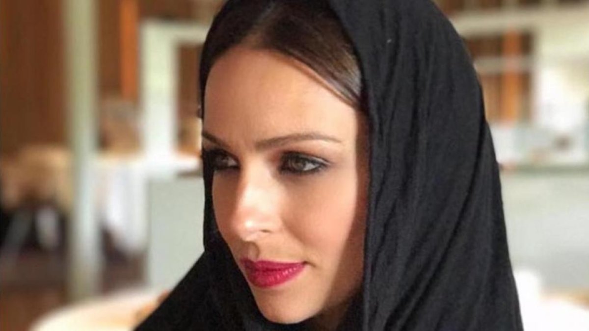 Una foto de la presentadora Eva González con hiyab desata la polémica.