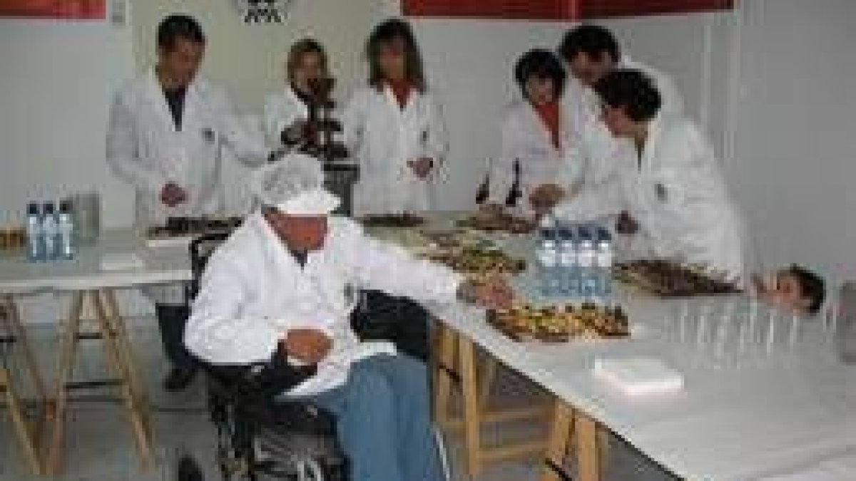 Los miembros de AMA preparando la degustación de chocolate