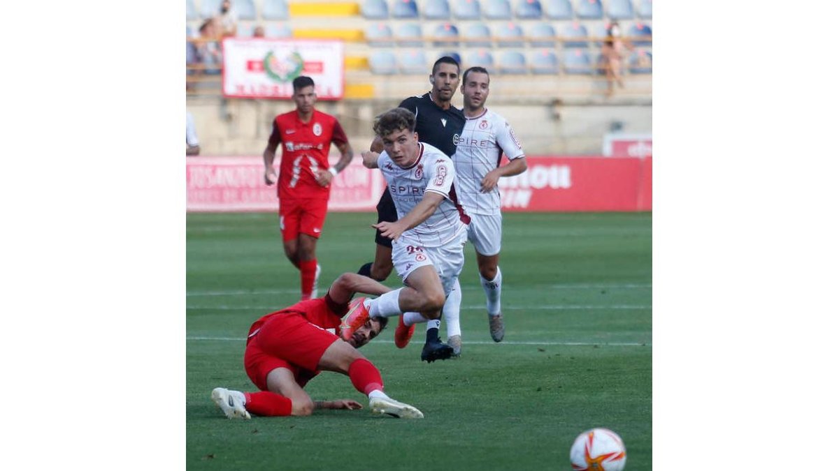 Un jugador culturalista, durante un lance en el encuentro contra el Rayo Majadahonda. FERNANDO OTERO