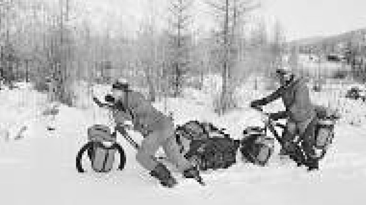 Colin y su primera pareja en la aventura atravesando en bicicleta la dura estepa siberiana