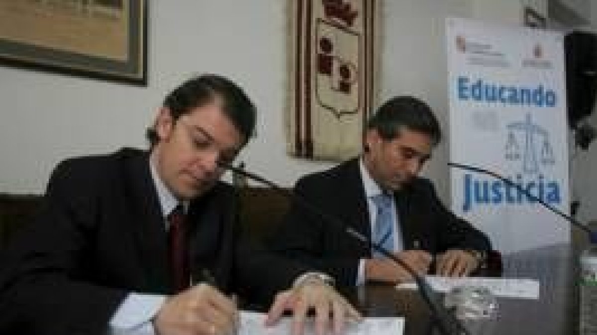 Fernández Mañueco y Enrique López en el momento de firmar la carta de intenciones durante el acto