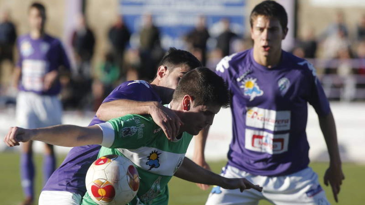 Álvaro, que terminó marcando el gol del triunfo maragato, se convirtió en una auténtica pesadilla para la retaguardia bañezana.