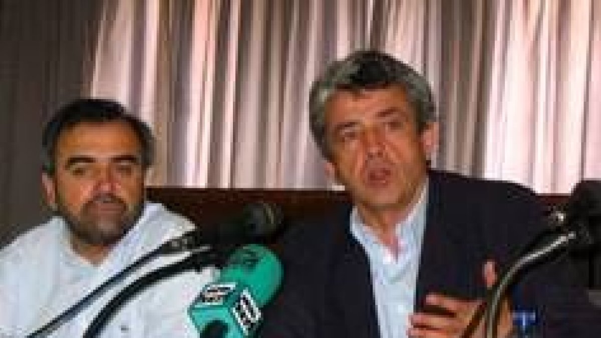 José Miguel Palazuelo y Miguel Martínez, quien explicó los compromisos de su partido con La Bañeza