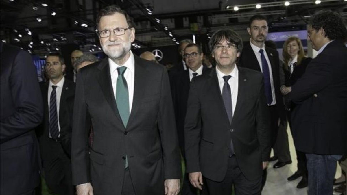 Los presidentes Mariano Rajoy y Carles Puigdemont, en el Salón del Automóvil de Barcelona, el pasado 12 de mayo.
