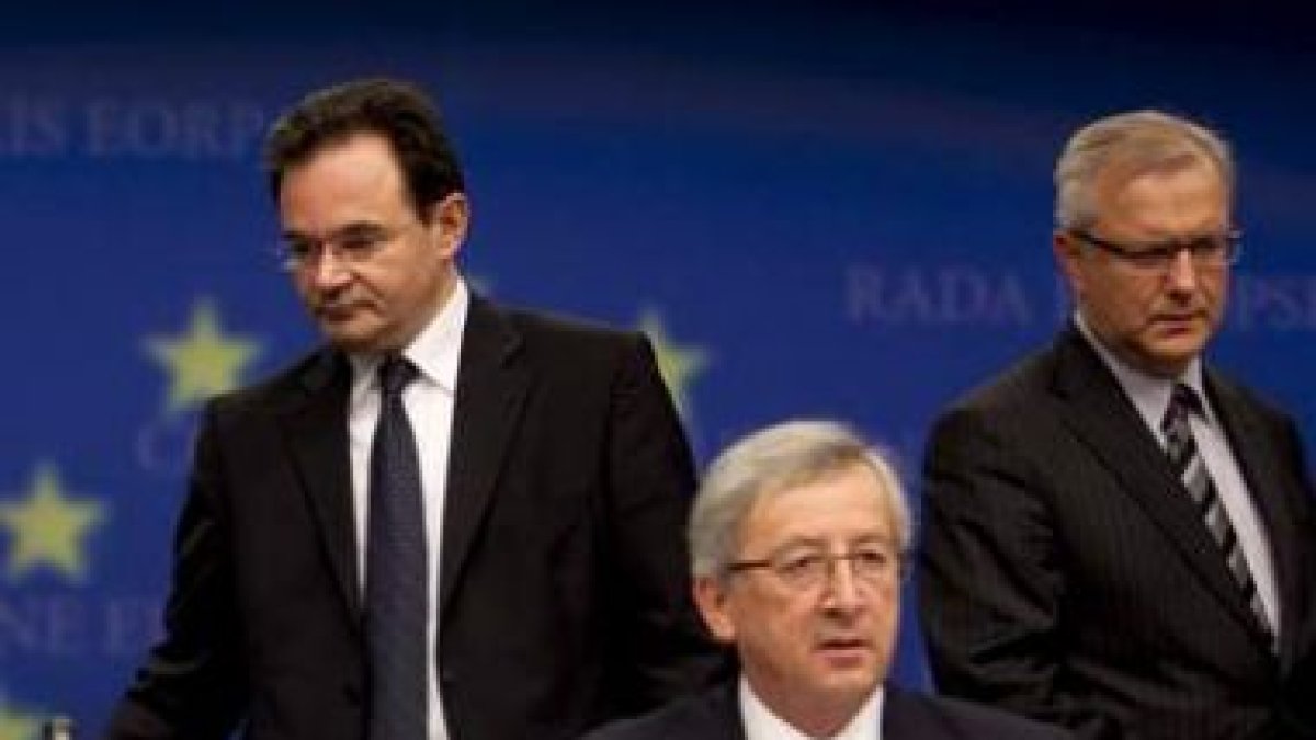 Papaconstantinou, Juncker y Olli Rehn, a su llegada a la rueda de prensa tras la reunión.