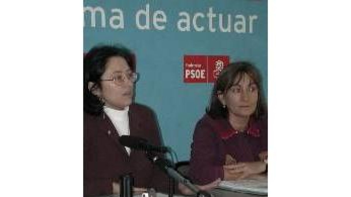 Ángela Marqués (a la izquierda) y Olga Tejerina ayer en la sede del PSOE