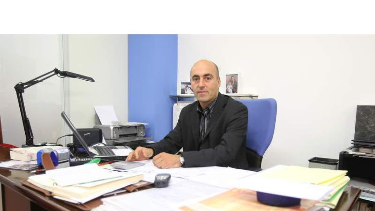 Luis Ignacio García, director de Feclem en su despacho de la fundación tutelar. NORBERTO