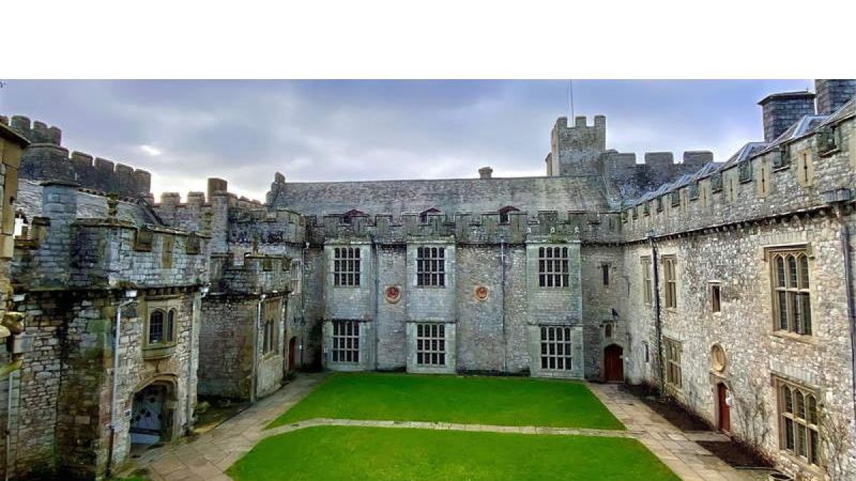El UWC Atlantic College de Gales está en un castillo medieval del siglo XII. PIPPI READER