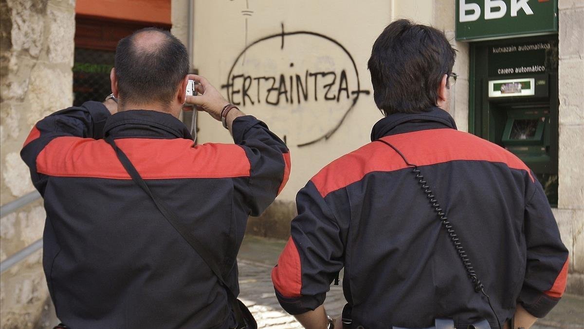 Dos agentes de la Ertzaintza toman nota de una amenaza en Lekeitio en 2009.