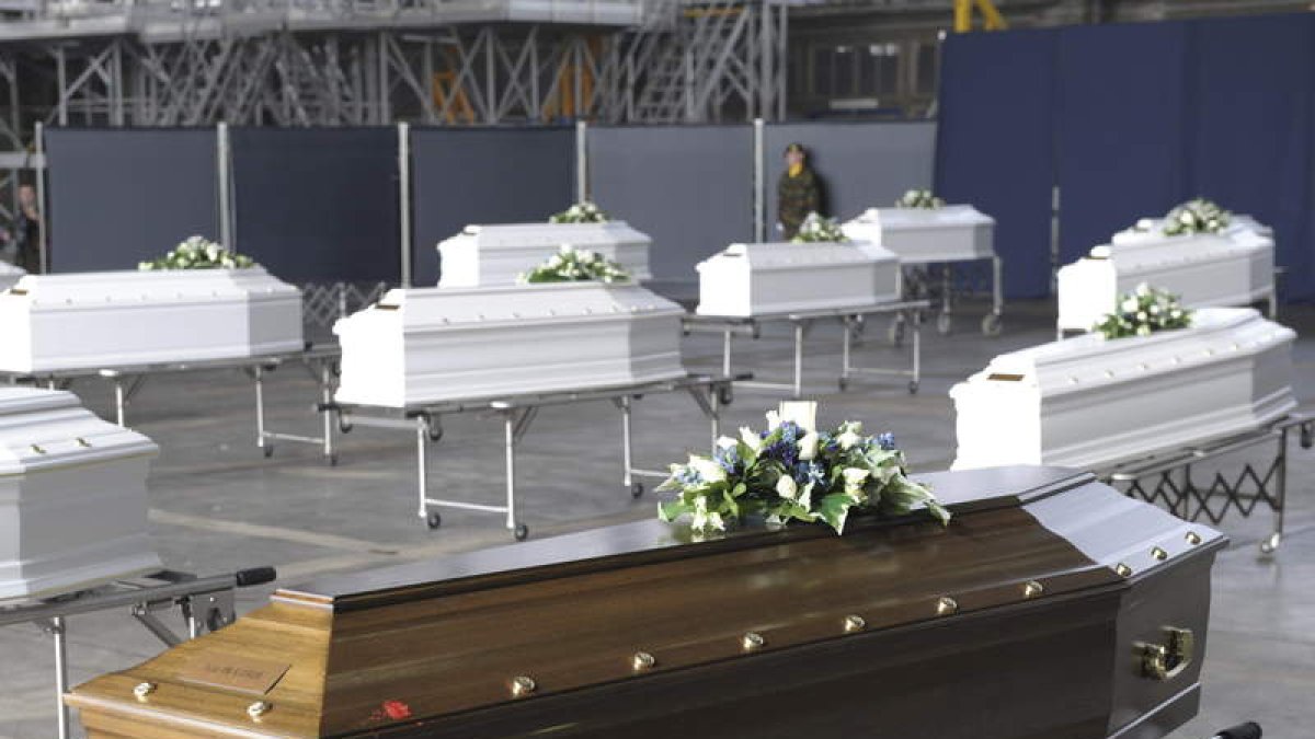 Los féretros de las 28 víctimas reposan en el aeropuerto militar de Melsbroek, en Bruselas.