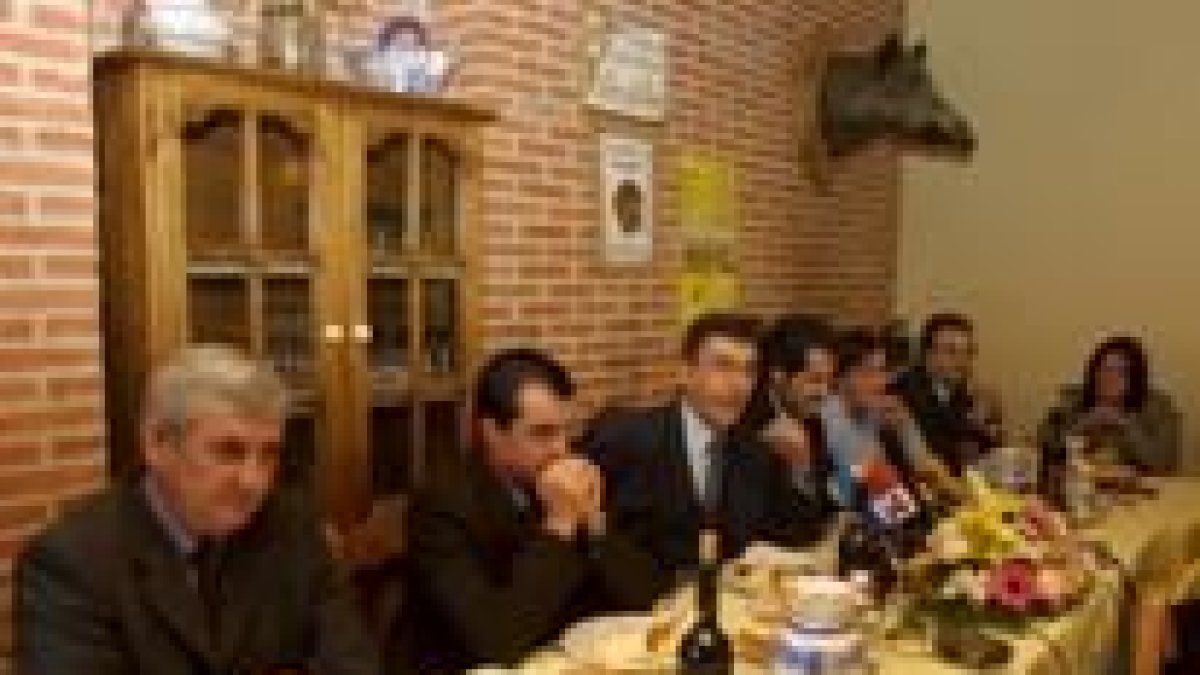 Luis Antonio Moreno, Eduardo Keudell y Jesús Esteban en la mesa presidencial