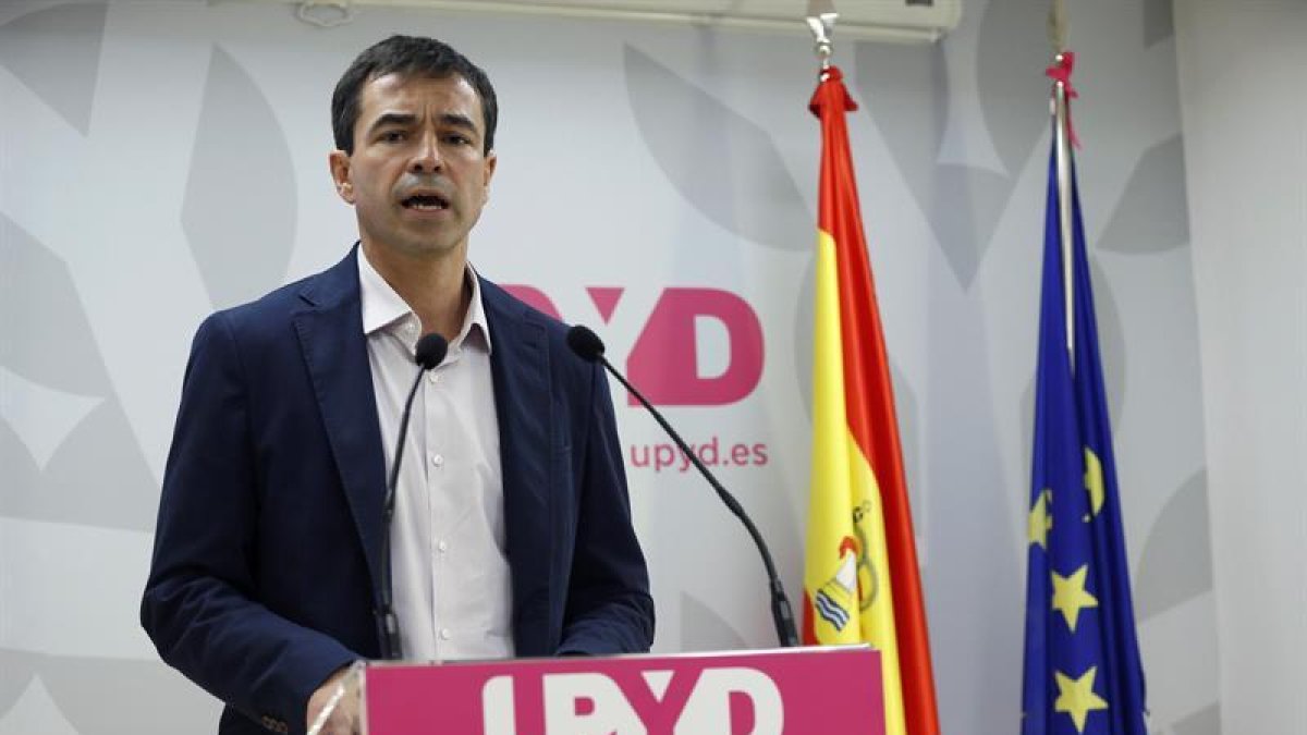 El candidato de UPyD a la Presidencia del Gobierno, Andrés Herzog, durante la rueda de prensa que ha ofrecido hoy para analizar el resultado de la votación del pleno del Parlamento de Cataluña