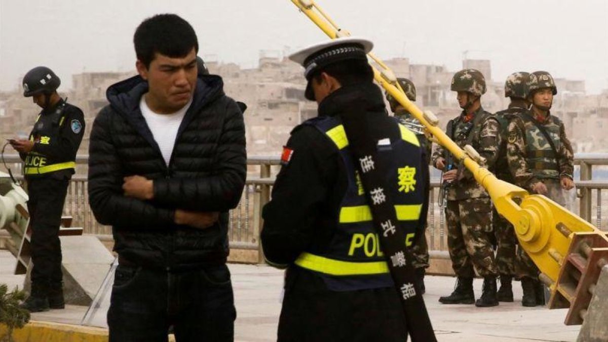 Un control policial en la región de Xinjiang.