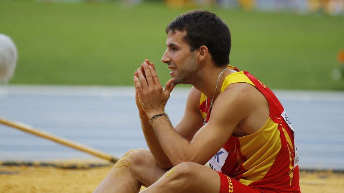 Eusebio Cáceres, pese a su gran actuación, se quedó a solo un centímetro de las medallas.