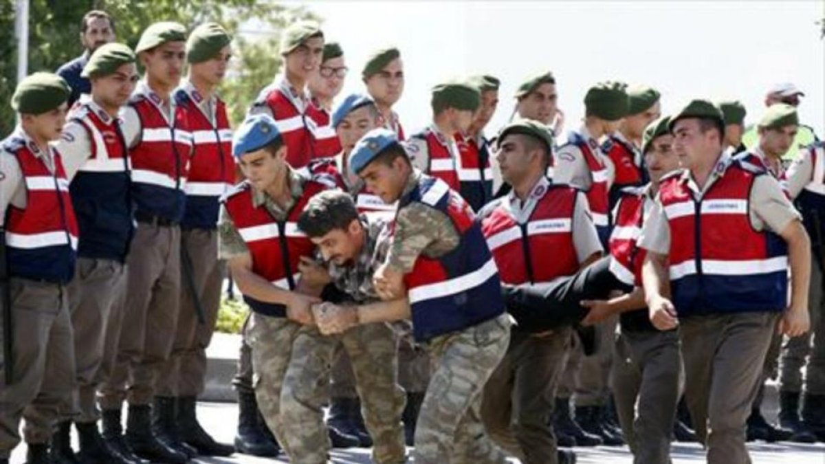 Un soldado acusado de atentar contra Erdogan hace un año es llevado a juicio
