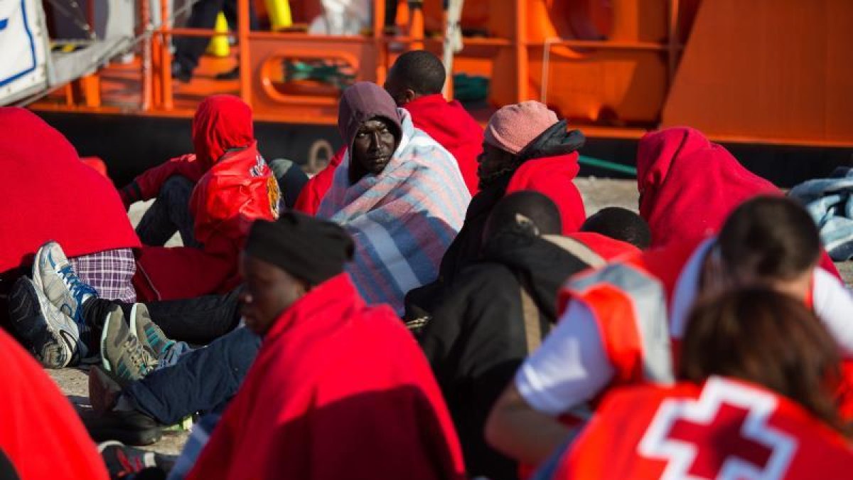 Parte de los 83 inmigrantes, llegadas hoy al puerto de Málaga, tras ser rescatados esta tarde cuando viajaban en dos pateras que han sido localizadas a 23 millas al sureste de Málaga capital.