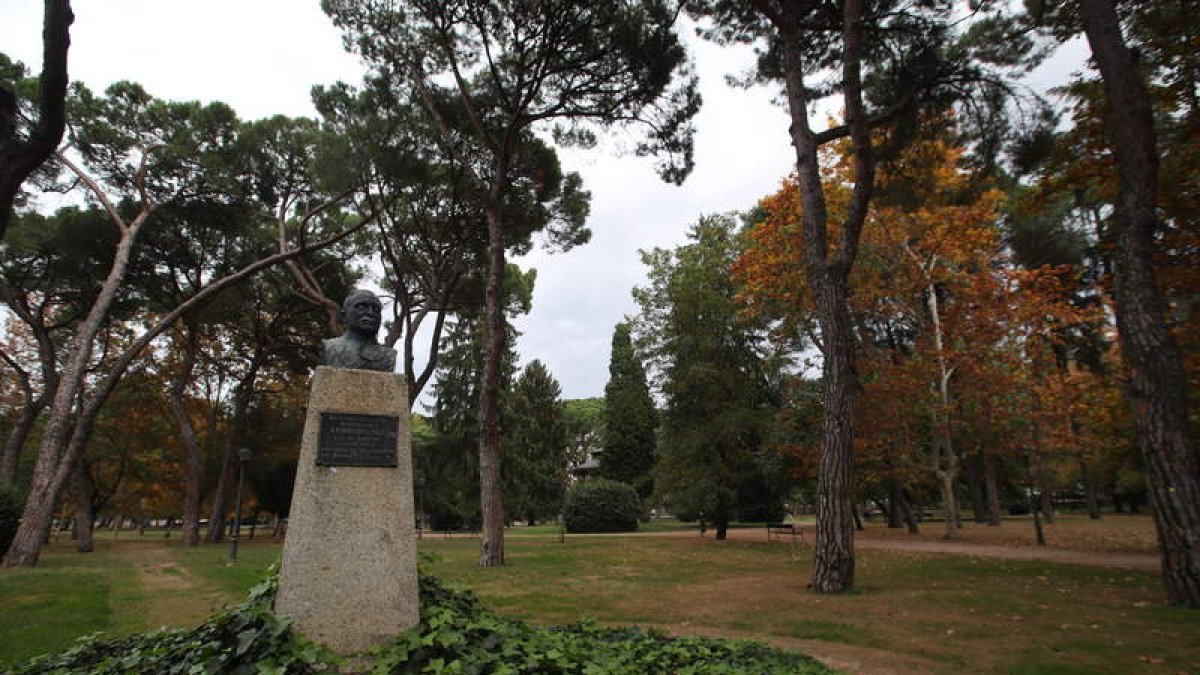 El busto de Severo Gómez Núñez, en el parque del Plantío de la capital berciana. ANA F. BARREDO