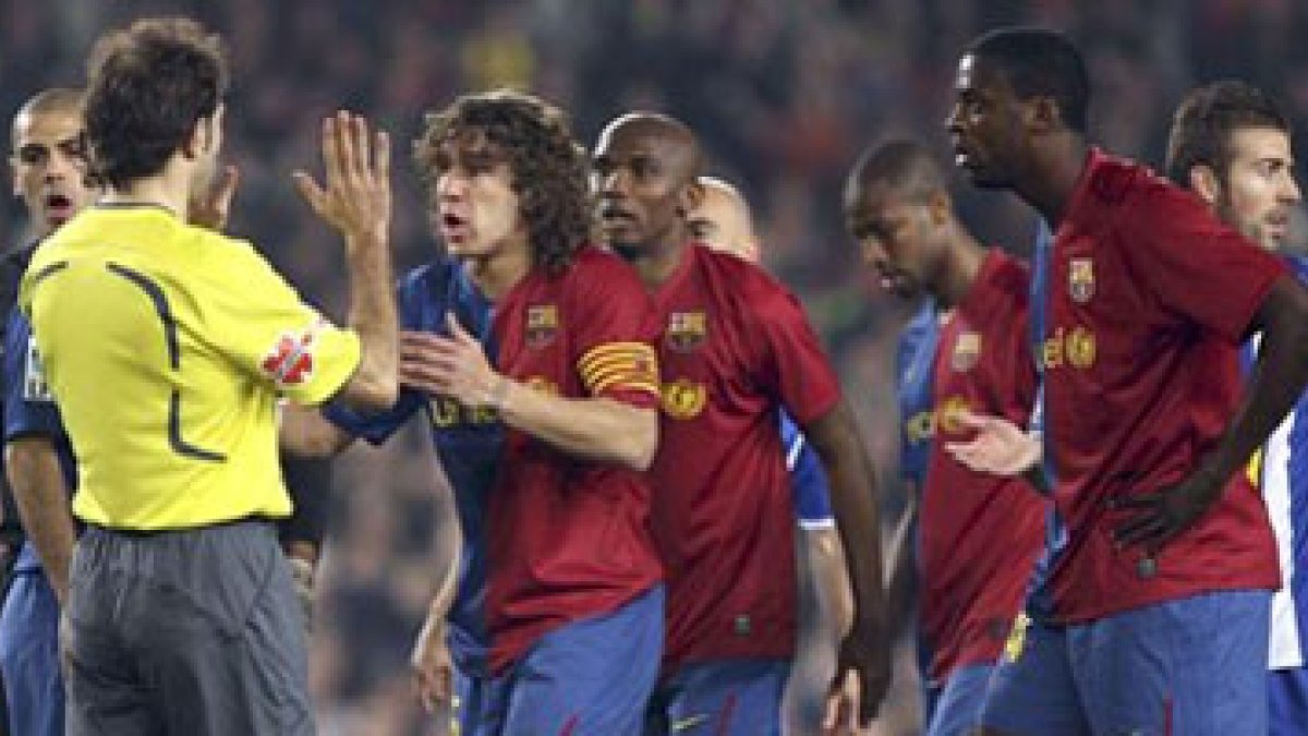 Los jugaddores del Barcelona protestan al árbitro del encuentro frente al Espanyol.