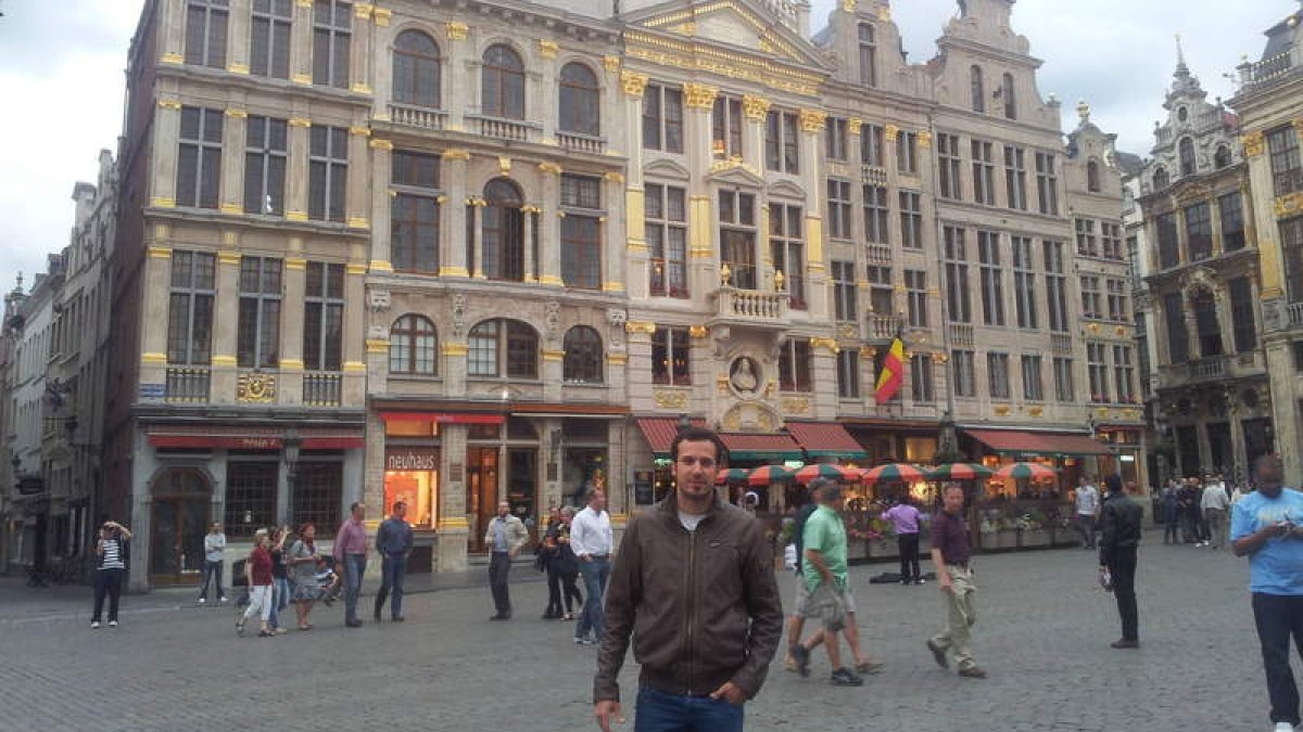Alejandro Lozano posa delante de uno de los edificios que aún conserva uno de los centros neurálgicos de Bruselas, la Grand Place.