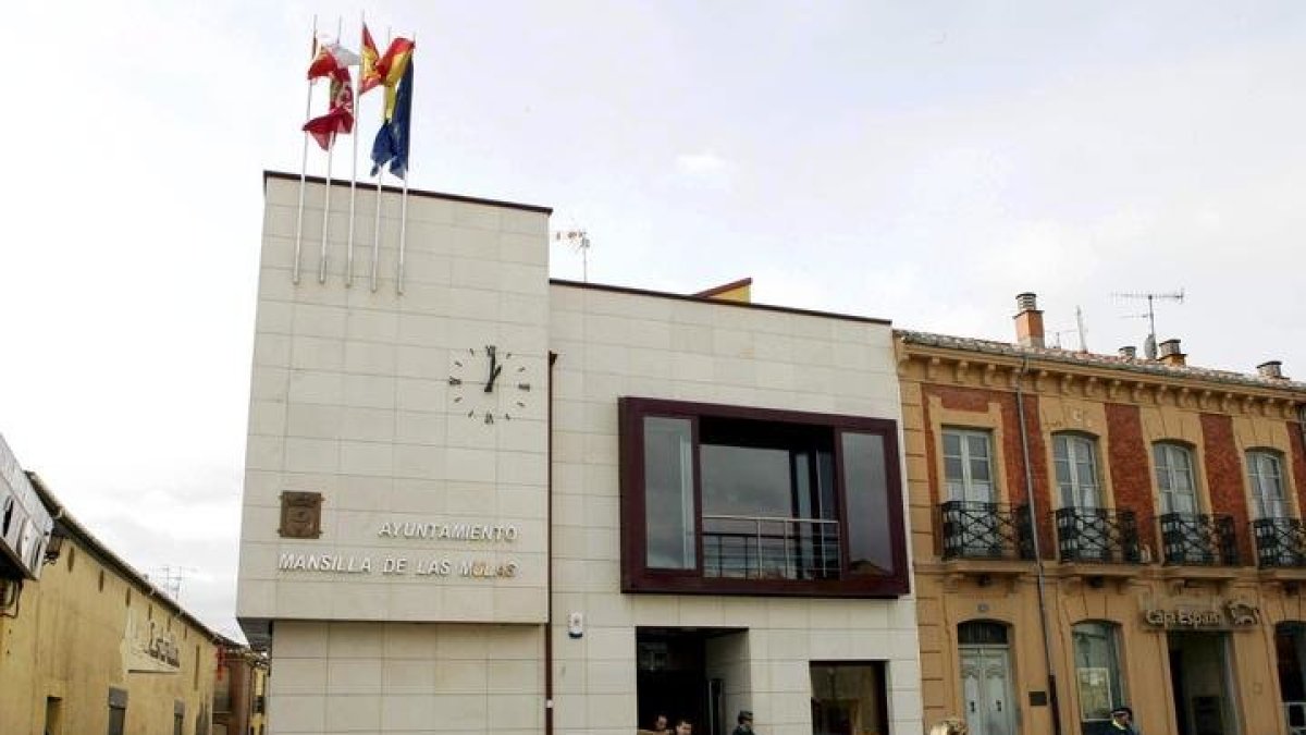 fachada del Ayuntamiento de Masnilla de las Mulas.RAMIRO