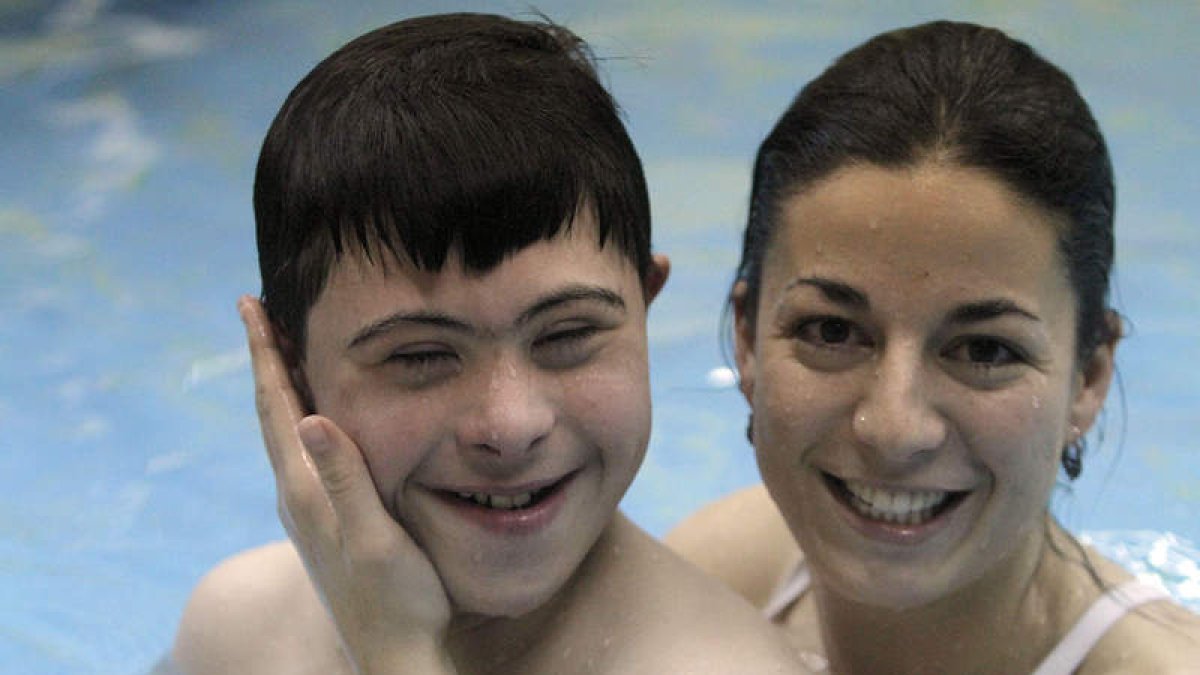 Rubén Calleja Loma, ayer en la piscina de Asprona con su terapeuta y maestra de educación especial, Marta Roy.